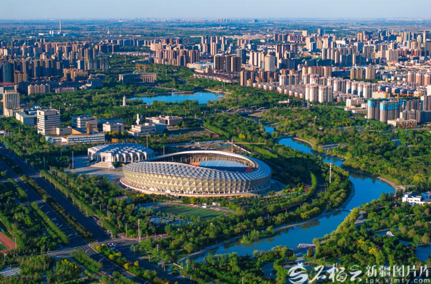 8月16日，昌吉市滨湖河景观带风景宜人。何龙摄

