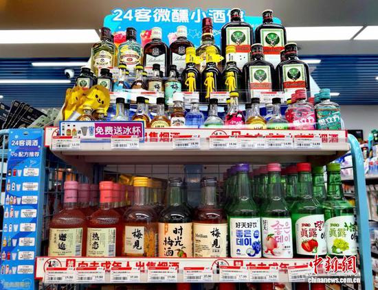 9月11日,贵阳市区一家便利店货架上售卖的酒类产品,提供冰杯和调酒配方。中新网记者周燕玲 摄 9月11日,贵阳市区一家便利店货架上售卖的酒类产品,提供冰杯和调酒配方。中新网记者周燕玲 摄