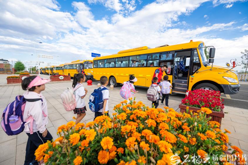 6月27日,准东经济技术开发区九年一贯制学校 ,一年级的同学们乘坐校车回家。何龙摄
6月27日,准东经济技术开发区九年一贯制学校 ,一年级的同学们乘坐校车回家。何龙摄
