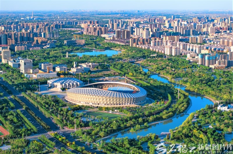 8月16日，昌吉市滨湖河景观带风景宜人。何龙摄

