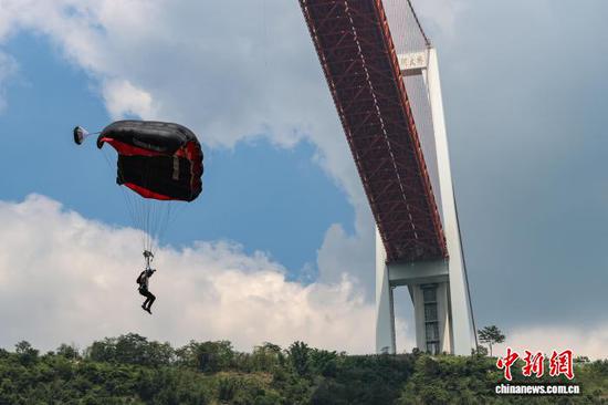 2023国际高桥极限运动邀请赛(坝陵河大桥站)(资料图)。 记者 瞿宏伦 摄 2023国际高桥极限运动邀请赛(坝陵河大桥站)(资料图)。 记者 瞿宏伦 摄