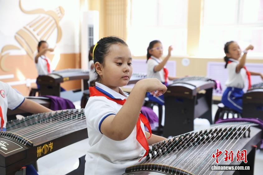 （砥砺奋进七十载 天山南北谱华章）新疆哈密：社团活动助力学生全面发展