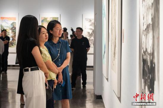 图为观众参观“两岸一家亲 黔台丹青绘风采”书画展。唐哲 摄 图为观众参观“两岸一家亲 黔台丹青绘风采”书画展。唐哲 摄