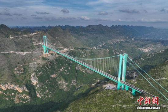 9月4日,航拍贵州六枝至安龙高速公路花江峡谷大桥。(无人机照片) 中新网记者 瞿宏伦 摄 9月4日,航拍贵州六枝至安龙高速公路花江峡谷大桥。(无人机照片) 中新网记者 瞿宏伦 摄
