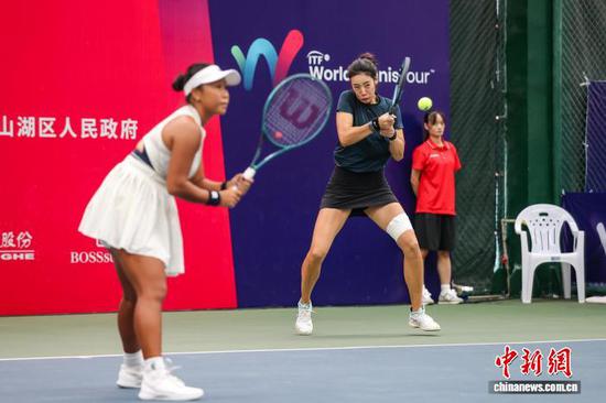 9月13日，2025<a href=http://www.gzculture.net target=_blank class=infotextkey>贵阳</a>国际网球公开赛女子双打项目决赛在贵州省<a href=http://www.gzculture.net target=_blank class=infotextkey>贵阳</a>市观山湖区举行，潘奇娜/泽林斯卡娅组合以6：2、6：4击败中国组合田方然/张莹获得冠军。图为中国组合田方然（白衣）/张莹在比赛中。中新社记者 瞿宏伦 摄