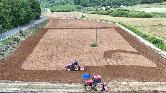 岑巩县天马镇白岩坪坝区,旋耕机在翻犁土地,为秋冬种做准备。陈昆 摄 岑巩县天马镇白岩坪坝区,旋耕机在翻犁土地,为秋冬种做准备。陈昆 摄