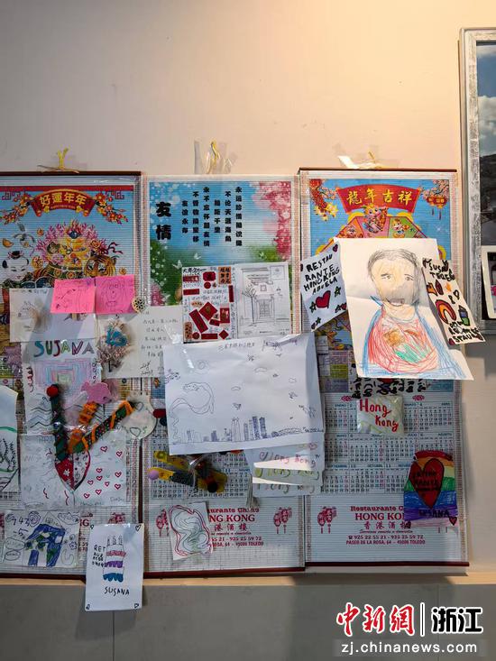 中外小朋友送给“倪姐”的礼物，右上角的头像是当地小朋友画的“倪姐” 作者供图