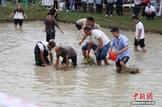 9月12日,“趣味摸鱼”活动。潘娅 摄 9月12日,“趣味摸鱼”活动。潘娅 摄