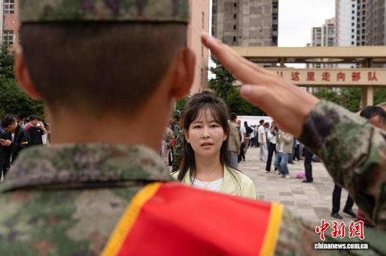 图为9月13日，威宁彝族回族苗族自治县入伍新兵向家属告别。赵庆能 摄