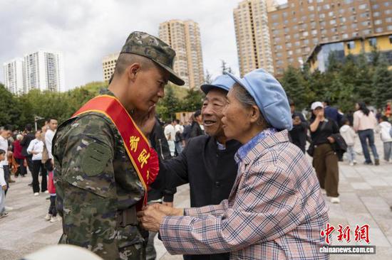 图为9月13日，威宁彝族回族苗族自治县入伍新兵向家属告别。赵庆能 摄