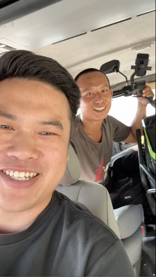 刘世星和外卖小哥开心地笑着