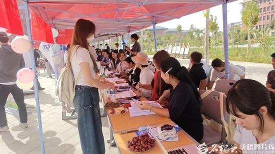 9月12日上午,新疆和田学院校园内,2025级新生正在报到。石榴云/新疆日报记者 张婷摄
