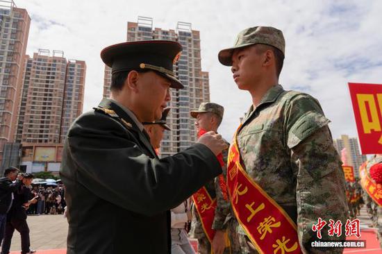 图为9月13日，威宁彝族回族苗族自治县入伍新兵佩戴大红花。赵庆能 摄