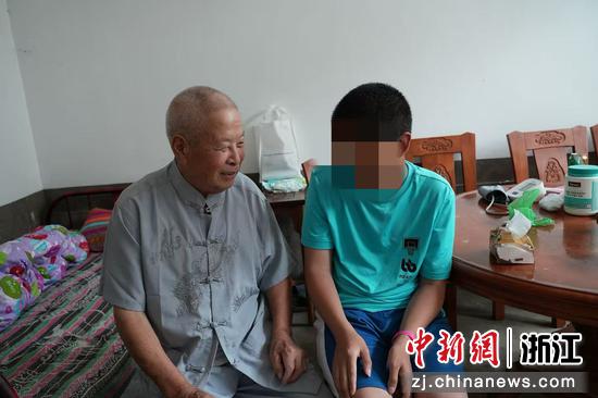 王良出与“孙子”包兴王。 文成县委宣传部 供图 王良出与“孙子”包兴王。 文成县委宣传部 供图