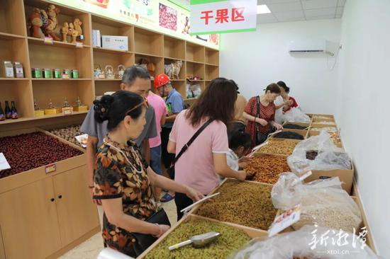 市民正在购销中心选购新疆特色农副产品。(全媒体记者 丁白玉 摄)0
