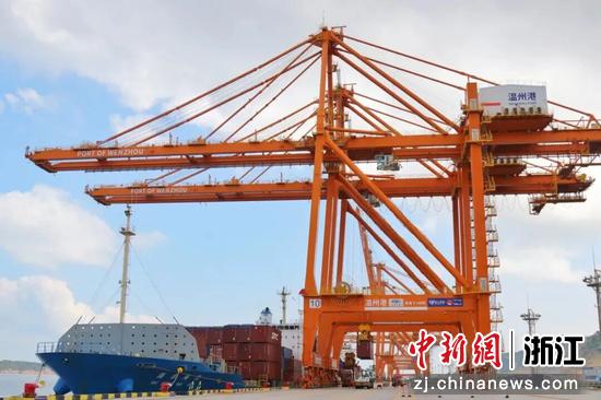 集装箱船“海丰海口”轮顺利靠泊温州港状元岙港区6号泊位。刘欣瑜 提供 集装箱船“海丰海口”轮顺利靠泊温州港状元岙港区6号泊位。刘欣瑜 提供