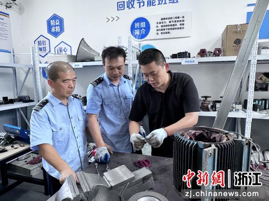 王宇豪(右一)和工作室成员对旧设备进行改造再利用。台州管理中心 供图 王宇豪(右一)和工作室成员对旧设备进行改造再利用。台州管理中心 供图