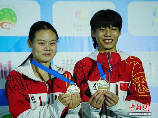 9月13日,中国选手储守宏和蒙世雪在赛后合影。中新社记者 周燕玲 摄 9月13日,中国选手储守宏和蒙世雪在赛后合影。中新社记者 周燕玲 摄