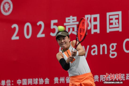 9月14日，2025<a href=http://www.gzculture.net target=_blank class=infotextkey>贵阳</a>国际网球公开赛女子单打项目决赛在贵州省<a href=http://www.gzculture.net target=_blank class=infotextkey>贵阳</a>市观山湖区举行，中国选手郭涵煜战胜中国选手朱琳获得冠军。图为朱琳在比赛中。