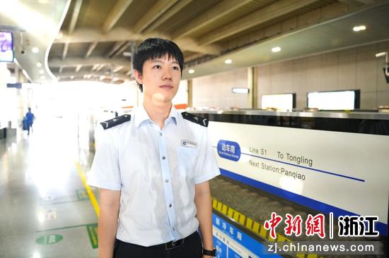 值班员方昱辉在接车点迎送列车。浙江幸福轨道公司 供图 值班员方昱辉在接车点迎送列车。浙江幸福轨道公司 供图