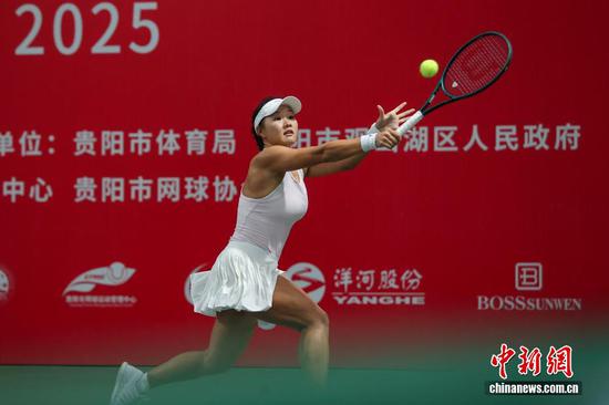 9月14日，2025<a href=http://www.gzculture.net target=_blank class=infotextkey>贵阳</a>国际网球公开赛女子单打项目决赛在贵州省<a href=http://www.gzculture.net target=_blank class=infotextkey>贵阳</a>市观山湖区举行，中国选手郭涵煜战胜中国选手朱琳获得冠军。图为郭涵煜在比赛中。