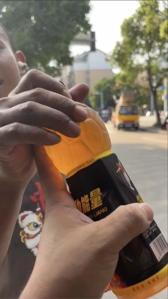 外卖小哥递给刘世星一瓶水