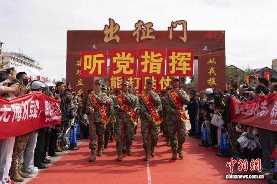 图为入伍新兵巡游队伍正在通过出征门。赵庆能 摄