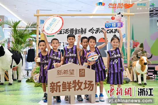 图为U7擂主莱超燃捌零捌队(主办方供图) 图为U7擂主莱超燃捌零捌队(主办方供图)