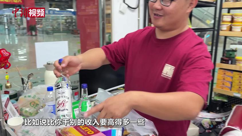 塔城丝路商城里的“变形金刚兄弟”