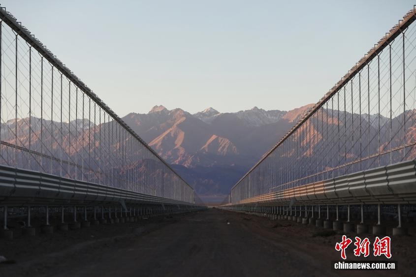 （砥砺奋进七十载 天山南北谱华章）新疆哈密：探访中国最大“线性菲涅尔”光热综合项目