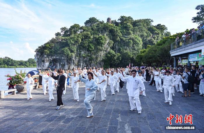 山水为媒 以拳会友：中奥太极爱好者桂林演绎东方功夫