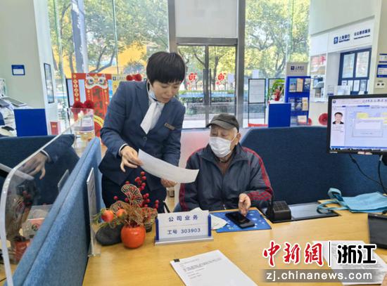 上海银行杭州分行推进存保十周年宣传。上海银行杭州分红供图