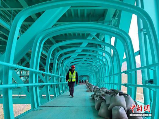 图为田红锐在花江峡谷大桥的观景长廊上。中新网记者 周燕玲 摄 图为田红锐在花江峡谷大桥的观景长廊上。中新网记者 周燕玲 摄