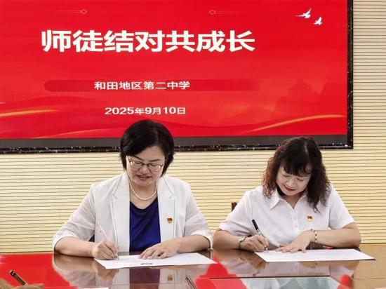 吴小玲与年轻教师结成师徒对子。阿的拉 摄