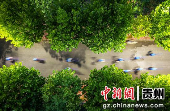 9月15日，自行车爱好者骑行经过道真自治县体育公园。