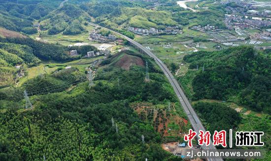 俯瞰龙庆高速。连姝 摄 俯瞰龙庆高速。连姝 摄