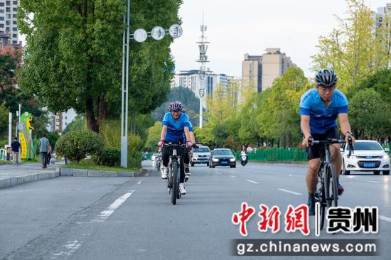 9月15日，自行车爱好者骑行经过道真自治县城市道路。