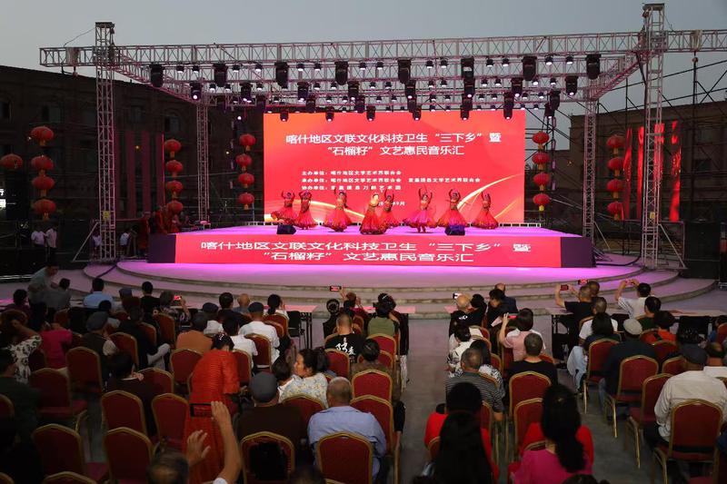 喀什地区“三下乡”暨“石榴籽”文艺惠民音乐汇走进麦盖提。 喀什地区“三下乡”暨“石榴籽”文艺惠民音乐汇走进麦盖提。