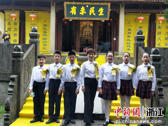 在孔氏南宗家庙银杏树下，南孔小向导开展“南孔习儒，明理正行”活动。周昕 摄