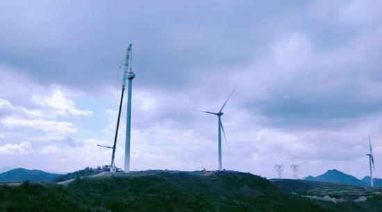 图为兴业银行贵阳分行贷款支持的风电项目建设现场