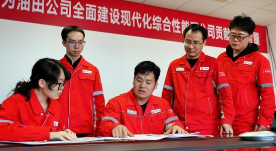 玛湖勘探开发项目部CCUS重大试验项目经理部成员正在讨论工作。（图片由玛湖勘探开发项目部CCUS重大试验项目经理部提供）