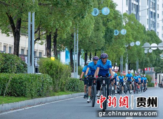 9月15日，自行车爱好者骑行经过道真自治县城市道路。