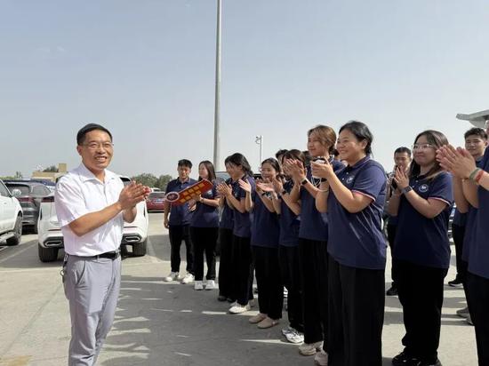 天津援疆前指相关部门负责人对支教团的到来表示欢迎。李凌燕 摄