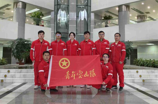 玛湖勘探开发项目部玛湖CCUS青年突击队合影。（图片由玛湖勘探开发项目部CCUS重大试验项目经理部提供）