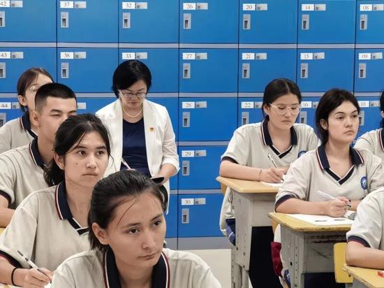 吴小玲参与教学活动。阿的拉 摄b