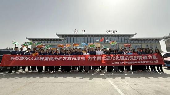 天津支教大学生集体合影。李凌燕 摄3