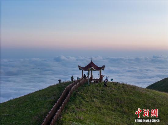 连日来，受高原山地特定天气影响，位于贵州省毕节市赫章县的韭菜坪景区，时常出现日出云海景观，金色霞光满天，紫色花海相伴，美不胜收，吸引不少游客前来观赏游玩。