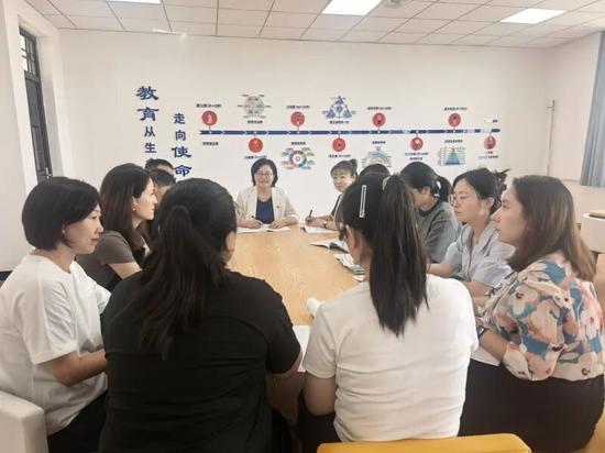 吴小玲与年轻教师开展教研活动。阿的拉 摄
