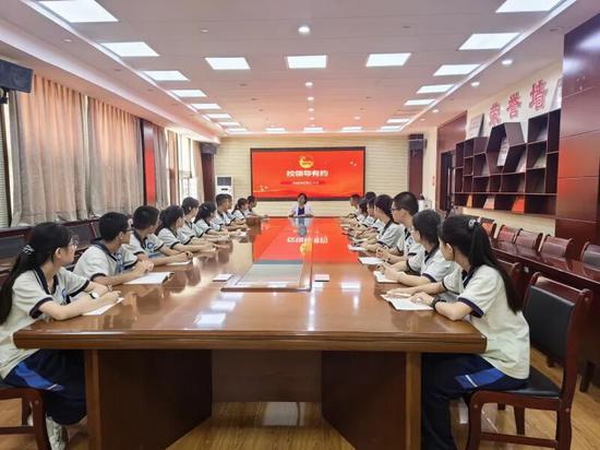 在“校领导有约”环节,吴小玲与学生交流收集意见建议。阿的拉 摄