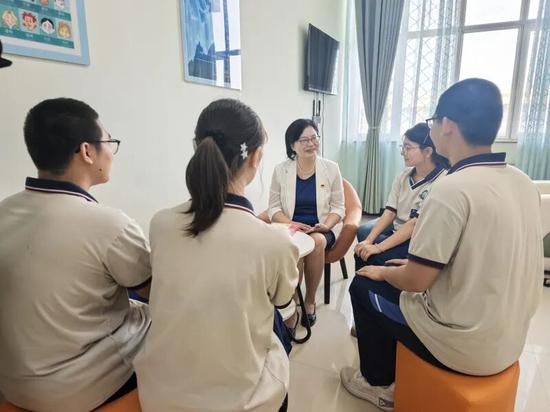 吴小玲与学生谈心谈话。阿的拉 摄